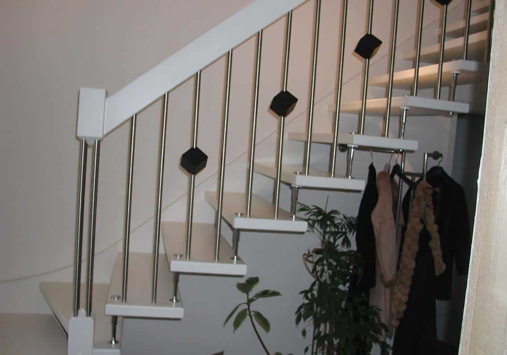 Massivholztreppe Esche Weiß wandseitig eingestemmt/gebolzt 1/4 gewendelt Handlauf 40x80 mm schräger Antritt & Geländerstäbe Edelstahl mit schwarzen Würfeln
