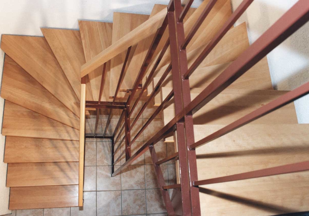 Stahlharfentreppe Farbe RAL 8017 Schokoladenbraun Treppenstufen Buche Massiv 2x 1/4 gewendelt &  Holzhandlauf gerundet Buche 40 X 80 mm