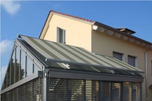 Moderne Wintergarten Beschattung ohne sichtbare Stützfüße von Außen