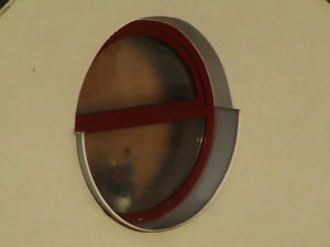 Kunststofffenster Weinrot Kreisrundes Kipp-Fenster