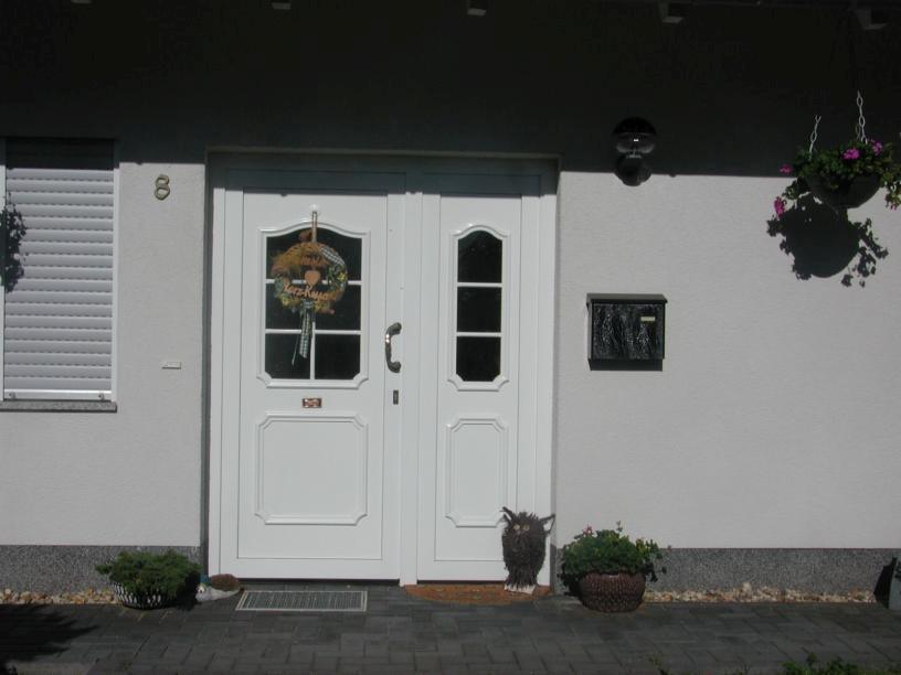 Kunststoff Haustür mit Seitenteil Links Rodenberg Füllung 202-15 Weiß & Stoßgriff