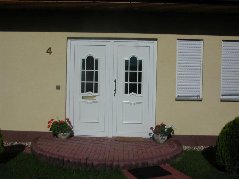 Kunststoff Haustüren mit Seitenteil & Rodenberg Füllung 301-15 Weiß