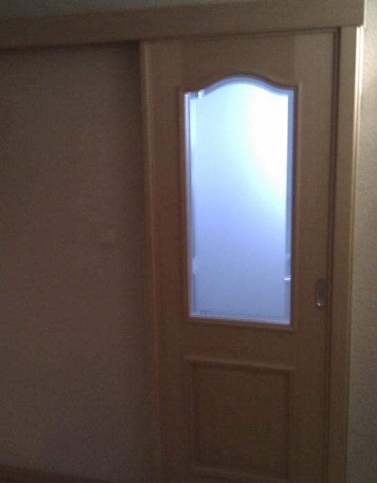Innentür als Schiebetür vor der Wand laufend mit Zarge Ahorn Furnier & Satiniertes Glas mit Fassettenschliff