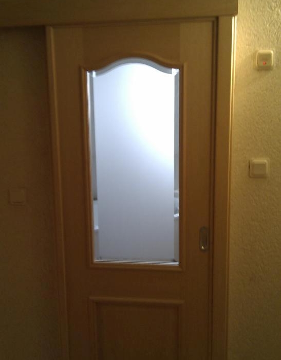 Innentür als Schiebetür vor der Wand laufend mit Zarge Ahorn Furnier & Satiniertes Glas mit Fassettenschliff