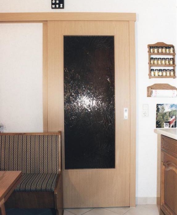 Innentür als Schiebetür vor der Wand laufend Zarge Buche Furnier mit Verglasung großer Lichtausschnitt LA3