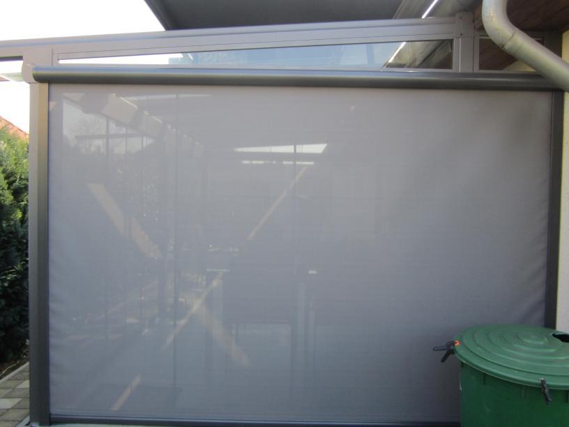 Senkrecht Markise Reißverschlusssystem (ohne Lichtspalt) Farbe Anthrazitgrau DB 703 & Tibelly Screen (Glasfaser) Farbe Grau