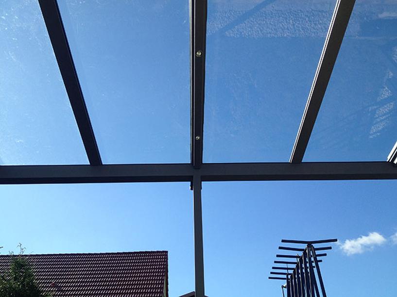 Aluminium Terrassenüberdachung Farbe Pulverbeschichtet TIGER Drylac® 29/70786 Dachverglasung 10mm Sicherheitsglas 0,76 Folie mit Erhardt Wintergartenmarkise TM 18 2-teilig 2 Felder 2 Motore Bedingung über Somfy Funkhandsender & Spotlight Lichtscheine
