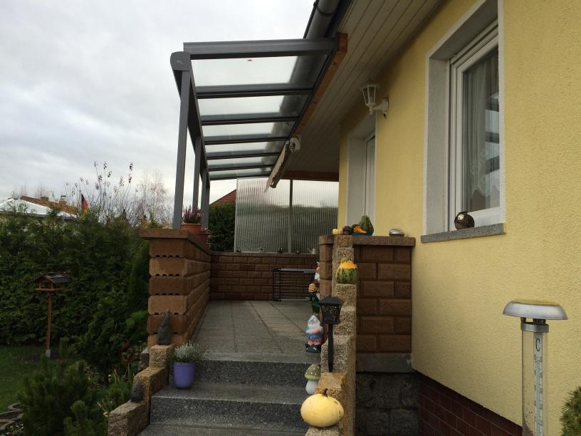 Aluminium Terrassenüberdachung Pultdach Ausführung Farbe Pulverbeschichtet TIGER Drylac® 29/70786 Dachverglasung 10mm Sicherheitsglas 0,76 Folie 4 Stützen auf Brüstungsmauerwerk montiert