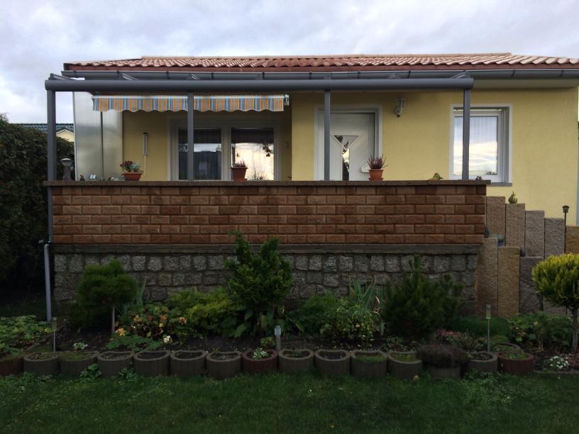 Aluminium Terrassenüberdachung Pultdach Ausführung Farbe Pulverbeschichtet TIGER Drylac® 29/70786 Dachverglasung 10mm Sicherheitsglas 0,76 Folie 4 Stützen auf Brüstungsmauerwerk montiert