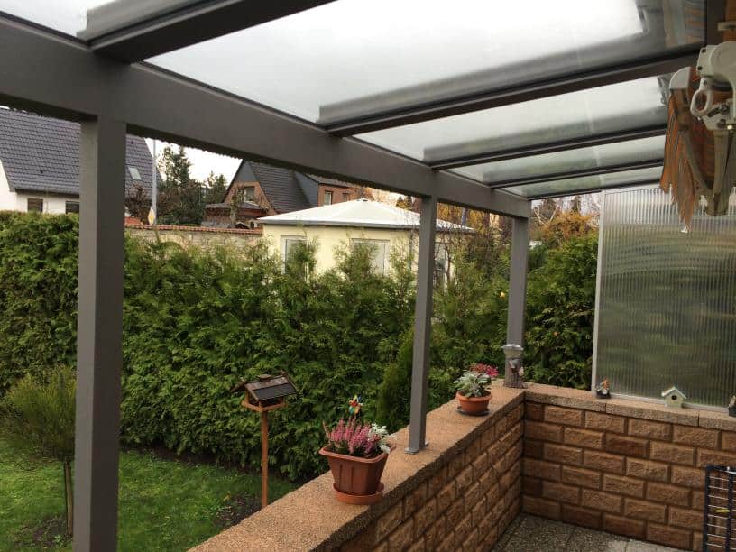 Aluminium Terrassenüberdachung Pultdach Ausführung Farbe Pulverbeschichtet TIGER Drylac® 29/70786 Dachverglasung 10mm Sicherheitsglas 0,76 Folie 4 Stützen auf Brüstungsmauerwerk montiert