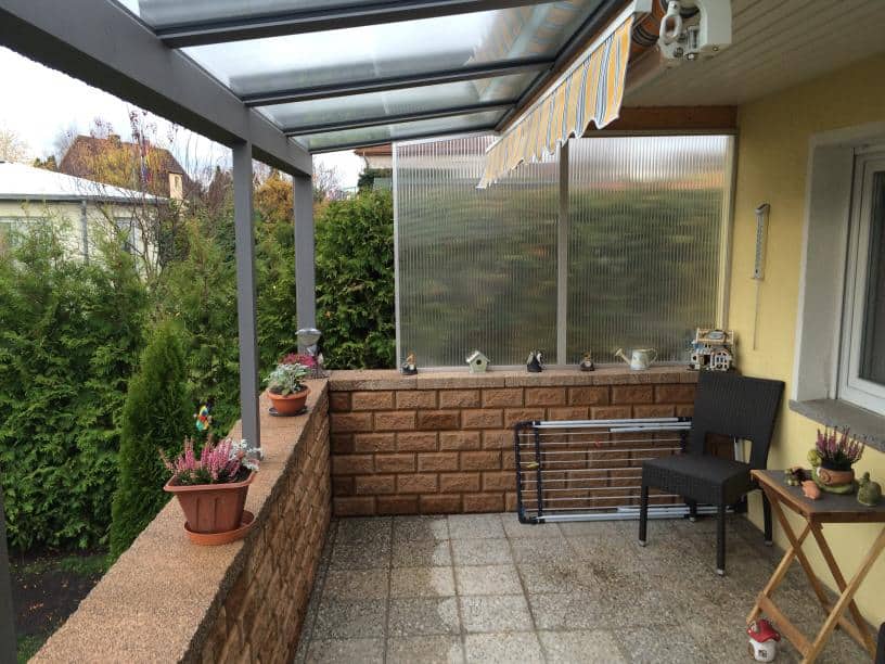 Aluminium Terrassenüberdachung Pultdach Ausführung Farbe Pulverbeschichtet TIGER Drylac® 29/70786 Dachverglasung 10mm Sicherheitsglas 0,76 Folie 4 Stützen auf Brüstungsmauerwerk montiert