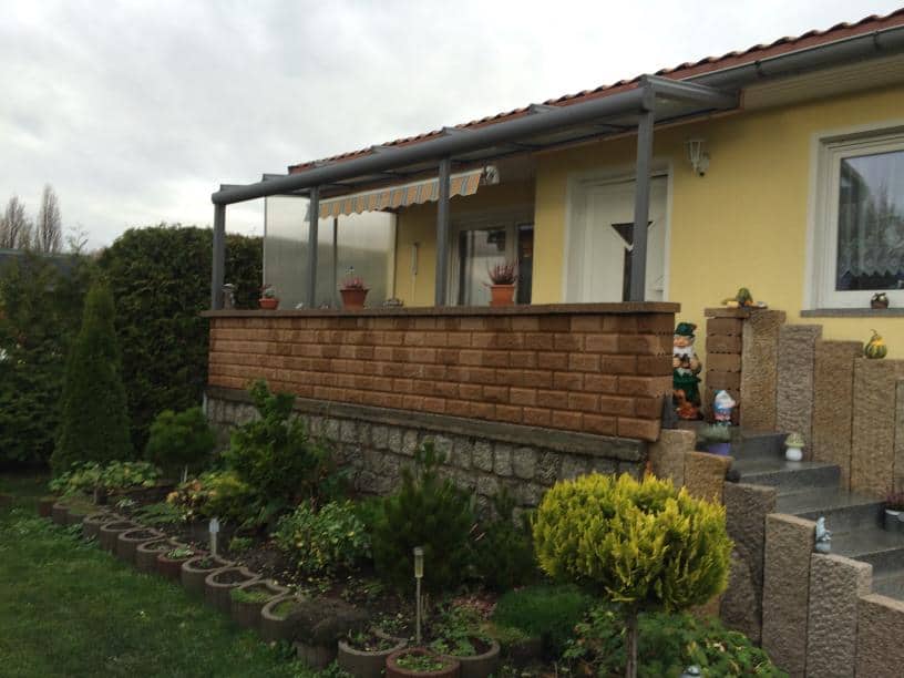 Aluminium Terrassenüberdachung Pultdach Ausführung Farbe Pulverbeschichtet TIGER Drylac® 29/70786 Dachverglasung 10mm Sicherheitsglas 0,76 Folie 4 Stützen auf Brüstungsmauerwerk montiert