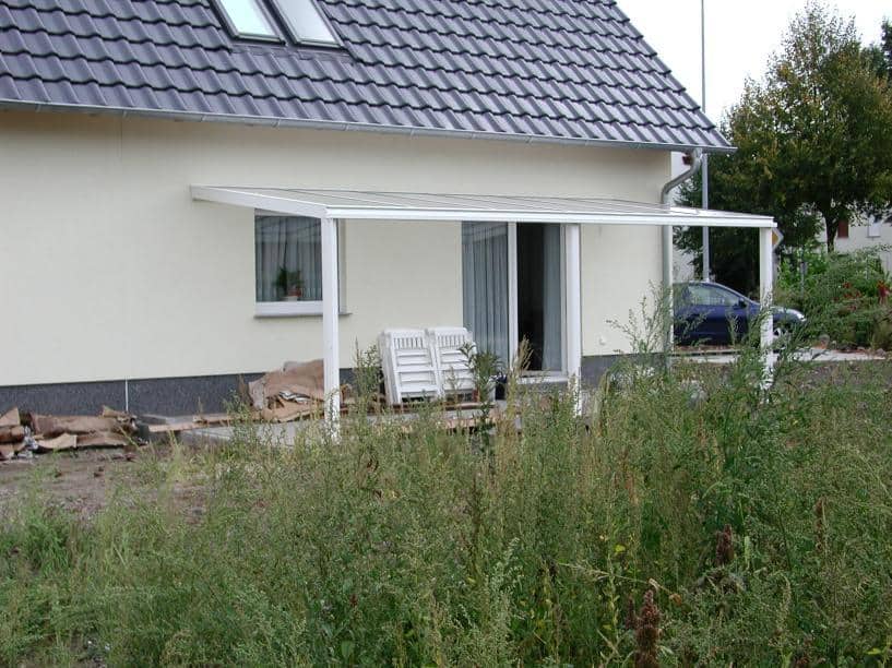 Aluminium Terrassenüberdachung als Pultdach Ausführung Farbe Weiß mit glasteilender Sprosse 3-fach Sonnenschutz Stegplatte 30 mm 3 Stützen
