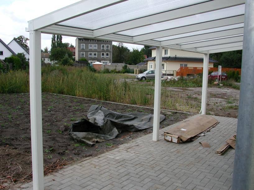 Aluminium Terrassenüberdachung als Pultdach Ausführung Farbe Weiß mit glasteilender Sprosse 3-fach Sonnenschutz Stegplatte 30 mm 3 Stützen