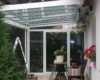 Aluminium Terrassenüberdachung als Pultdach Ausführung Farbe Weiß mit Terrassendach Windschutz Seitenelement  & Oberlicht mit Schräge Sicherheitsdachverglasung als 2-Fachvergalsung 0,76 Folie