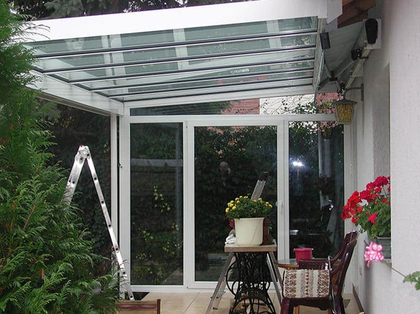 Aluminium Terrassenüberdachung als Pultdach Ausführung Farbe Weiß mit Terrassendach Windschutz Seitenelement  & Oberlicht mit Schräge Sicherheitsdachverglasung als 2-Fachvergalsung 0,76 Folie