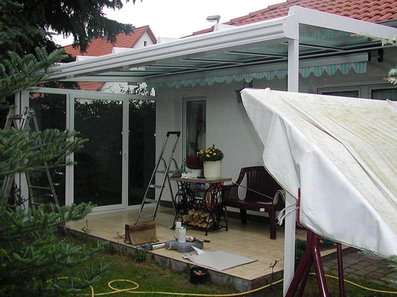 Aluminium Terrassenüberdachung als Pultdach Ausführung Farbe Weiß mit Terrassendach Windschutz Seitenelement  & Oberlicht mit Schräge Sicherheitsdachverglasung als 2-Fachvergalsung 0,76 Folie