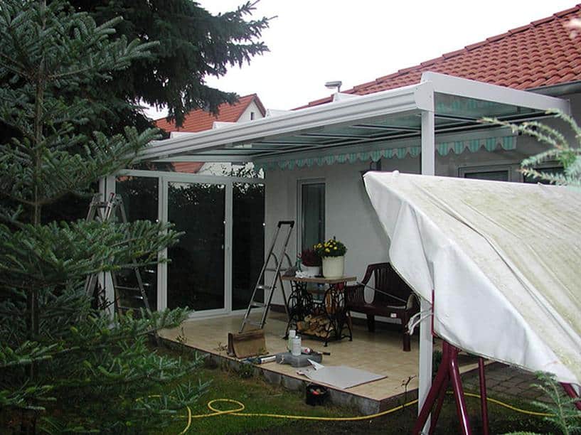 Aluminium Terrassenüberdachung als Pultdach Ausführung Farbe Weiß mit Terrassendach Windschutz Seitenelement  & Oberlicht mit Schräge Sicherheitsdachverglasung als 2-Fachvergalsung 0,76 Folie