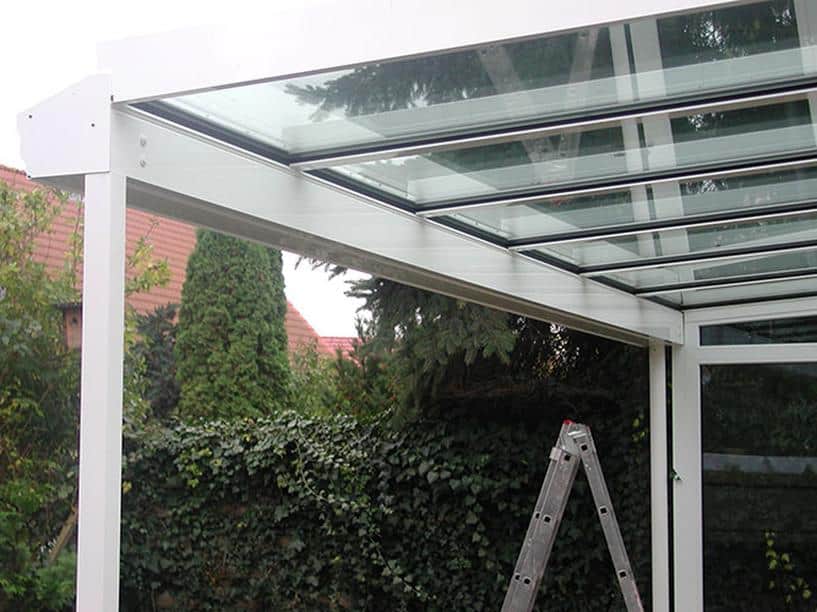 Aluminium Terrassenüberdachung als Pultdach Ausführung Farbe Weiß mit Terrassendach Windschutz Seitenelement  & Oberlicht mit Schräge Sicherheitsdachverglasung als 2-Fachvergalsung 0,76 Folie
