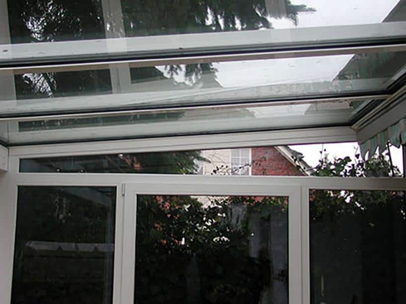 Aluminium Terrassenüberdachung als Pultdach Ausführung Farbe Weiß mit Terrassendach Windschutz Seitenelement  & Oberlicht mit Schräge Sicherheitsdachverglasung als 2-Fachvergalsung 0,76 Folie