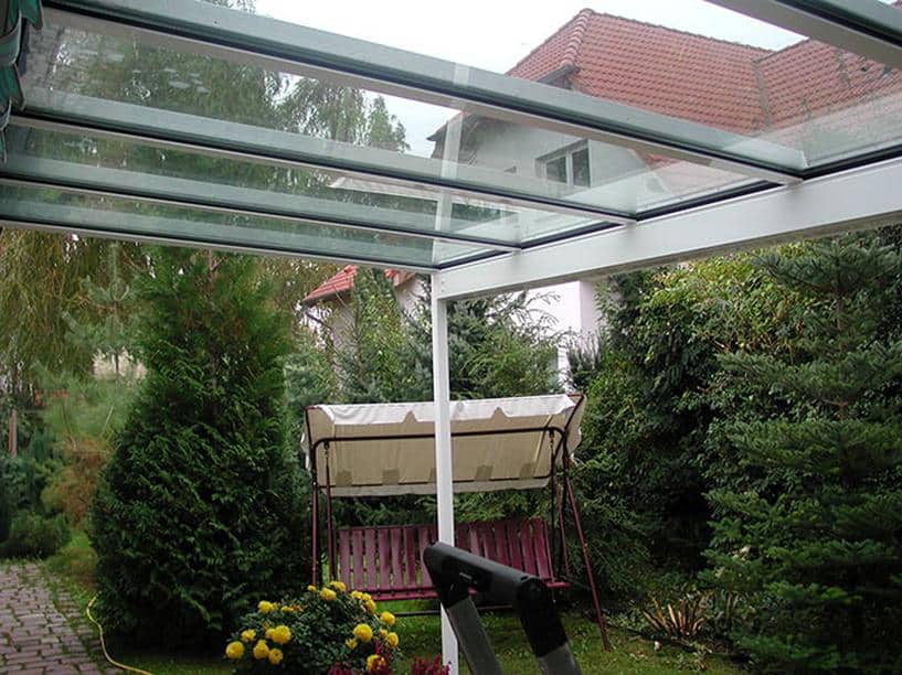 Aluminium Terrassenüberdachung als Pultdach Ausführung Farbe Weiß mit Terrassendach Windschutz Seitenelement  & Oberlicht mit Schräge Sicherheitsdachverglasung als 2-Fachvergalsung 0,76 Folie