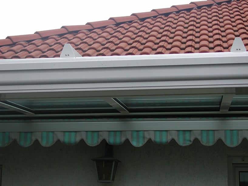 Aluminium Terrassenüberdachung als Pultdach Ausführung Farbe Weiß mit Terrassendach Windschutz Seitenelement  & Oberlicht mit Schräge Sicherheitsdachverglasung als 2-Fachvergalsung 0,76 Folie