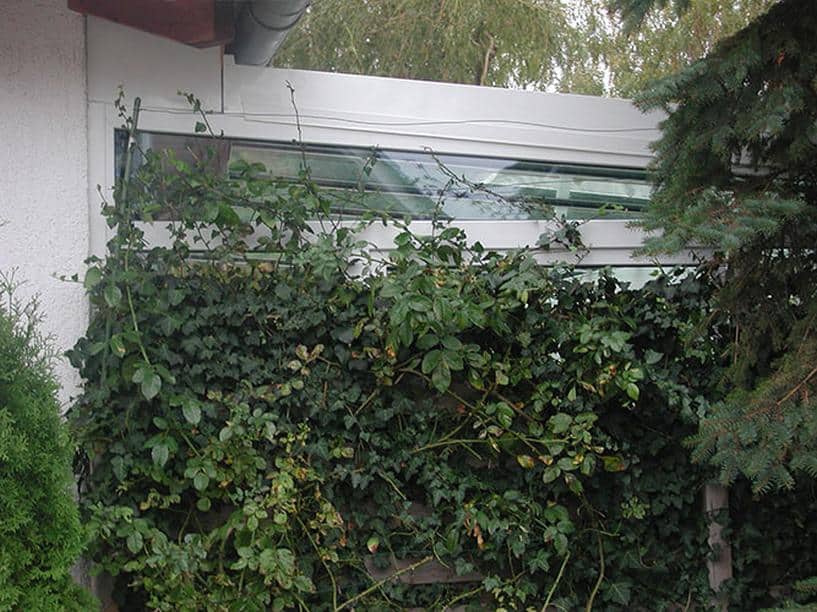 Aluminium Terrassenüberdachung als Pultdach Ausführung Farbe Weiß mit Terrassendach Windschutz Seitenelement  & Oberlicht mit Schräge Sicherheitsdachverglasung als 2-Fachvergalsung 0,76 Folie