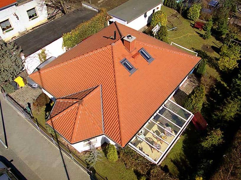 Aluminium Terrassenüberdachung als Pultdach Ausführung Farbe Weiß mit Terrassendach Windschutz Seitenelement  & Oberlicht mit Schräge Sicherheitsdachverglasung als 2-Fachvergalsung 0,76 Folie