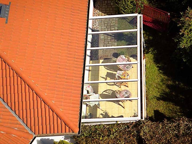 Aluminium Terrassenüberdachung als Pultdach Ausführung Farbe Weiß mit Terrassendach Windschutz Seitenelement  & Oberlicht mit Schräge Sicherheitsdachverglasung als 2-Fachvergalsung 0,76 Folie