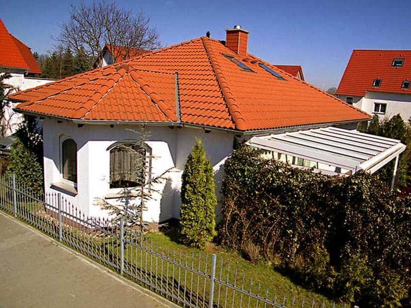 Aluminium Terrassenüberdachung als Pultdach Ausführung Farbe Weiß mit Terrassendach Windschutz Seitenelement  & Oberlicht mit Schräge Sicherheitsdachverglasung als 2-Fachvergalsung 0,76 Folie