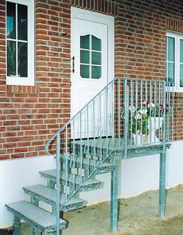 Außentreppe Stahlwangentreppe geradläufig mit Podest verzinkt auf Stützen stehend & Geländer mit Zierstäben & Flachstahl Handlauf & Granit Rosa Beta Trittstufen 60 mm