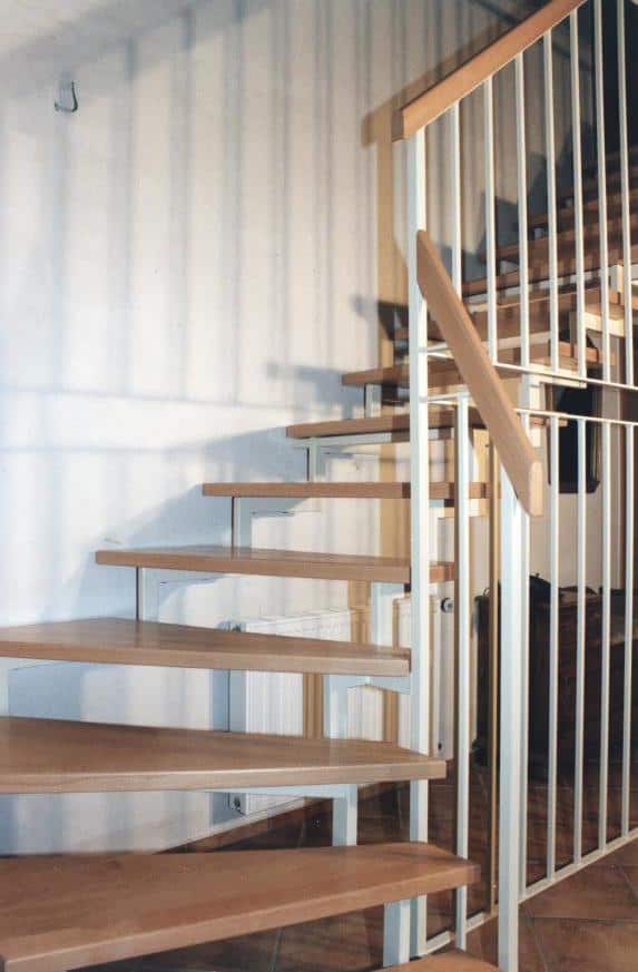 Stahlharfentreppe Farbe RAL 9016 Weiß Treppenstufen Buche Massiv  1/4 gewendelt &  Holzhandlauf gerundet Buche 40 X 80 mm