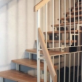 Stahlharfentreppe Farbe RAL 9016 Weiß Treppenstufen Buche Massiv  1/4 gewendelt &  Holzhandlauf gerundet Buche 40 X 80 mm