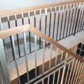 Stahlharfentreppe Farbe RAL 9016 Weiß Treppenstufen Buche Massiv  1/4 gewendelt &  Holzhandlauf gerundet Buche 40 X 80 mm & Brüstungsgeländer