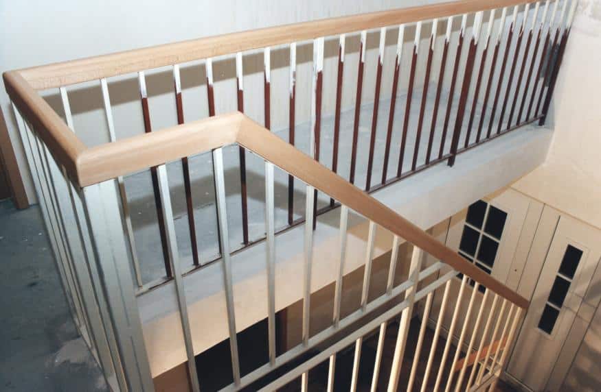 Stahlharfentreppe Farbe RAL 9016 Weiß Treppenstufen Buche Massiv  1/4 gewendelt &  Holzhandlauf gerundet Buche 40 X 80 mm & Brüstungsgeländer