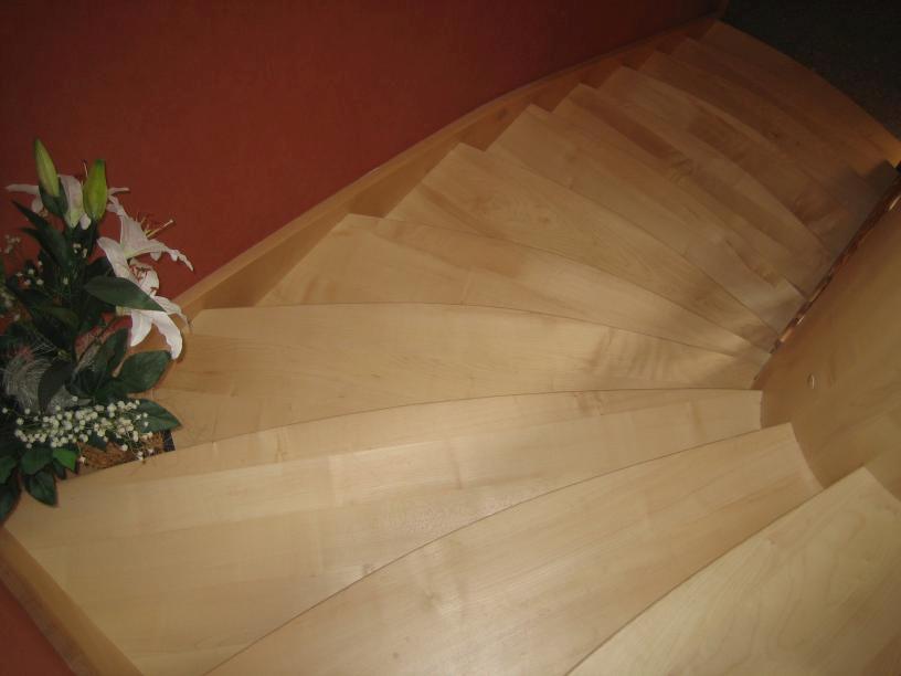 Massivholz Wangentreppe Ahorn/Buche 1/8 gewendelt stehender Krümlig & gebogene Treppenstufen