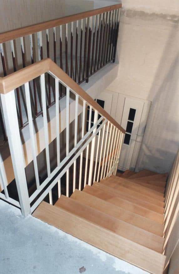 Stahlharfentreppe Farbe RAL 9016 Weiß Treppenstufen Buche Massiv  1/4 gewendelt &  Holzhandlauf gerundet Buche 40 X 80 mm & Brüstungsgeländer