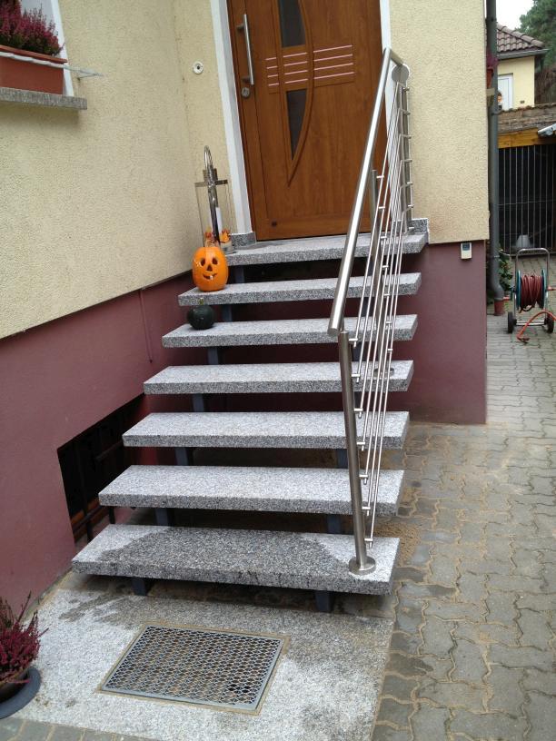 Außentreppe Stahlwangentreppe Pulverbeschichtet Farbe RAL 7026 Granitgrau mit Edelstahl Reling Geländer & 60 mm Granit Stufen Serizzo mit Antrittspodest & Fußabstreifer