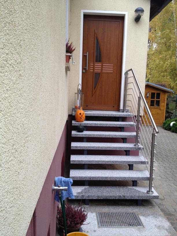 Außentreppe Stahlwangentreppe Pulverbeschichtet Farbe RAL 7026 Granitgrau mit Edelstahl Reling Geländer & 60 mm Granit Stufen Serizzo mit Antrittspodest & Fußabstreifer