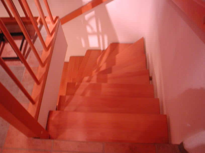 Stahlharfentreppe Farbe RAL 1001 Beige Treppenstufen Buche Massiv 1/8 gewendelt & Wandhandlauf mit Wandhandlaufhalter