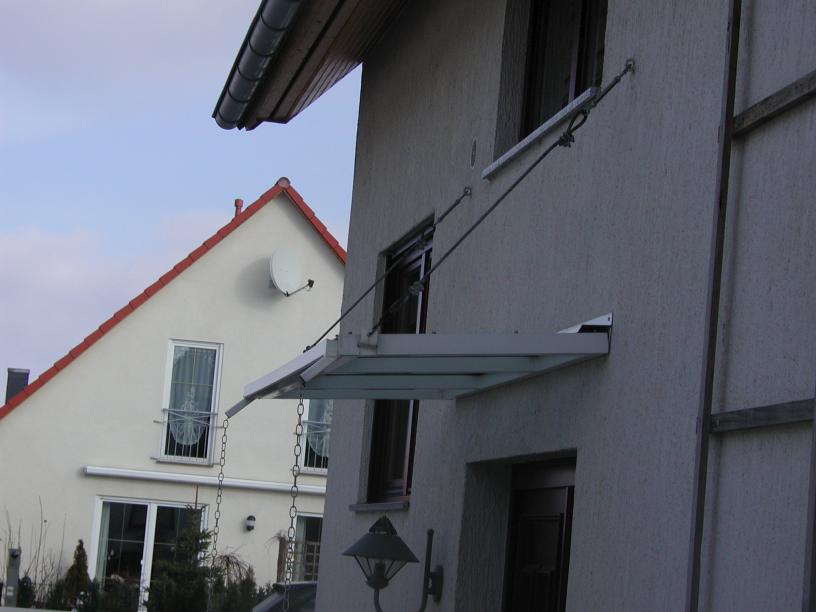 Stahl Vordach abgehängt mit Zugstreben als Pultdach Weiß RAL 9016 & VSG Sicherheitsglas 12 mm