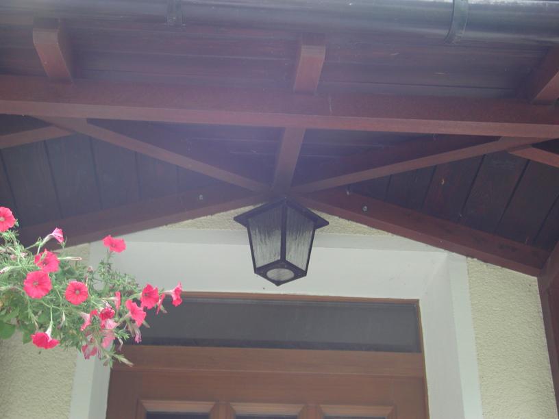 Holz Vordach Farbe Teak individuell beidseitig abgewalmt & Dacheindeckung Schindeln & Dachrinne & Fallrohr  Farbe Braun