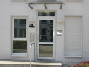 Aluminium Glas Vordach als Pultdach mit ESG Verglasung 10 mm