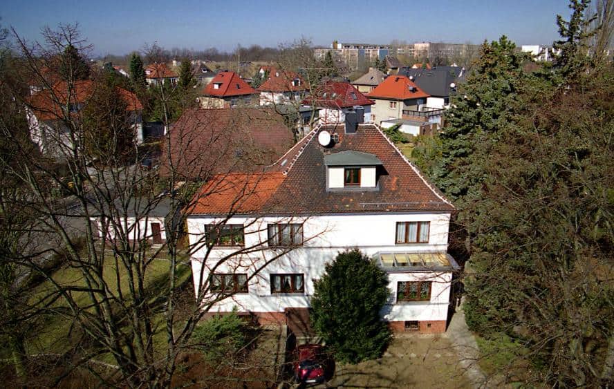 Holz-Aluminium Glasdachkonstruktion auf Hauswand montiert mit 2-Fach Sonnenschutzverglasung 70/30 & VSG 10 mm Sicherheitsglas als Pultdach.