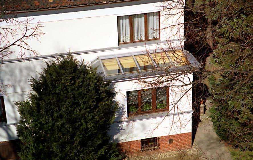 Holz-Aluminium Glasdachkonstruktion auf Hauswand montiert mit 2-Fach Sonnenschutzverglasung 70/30 & VSG 10 mm Sicherheitsglas als Pultdach.