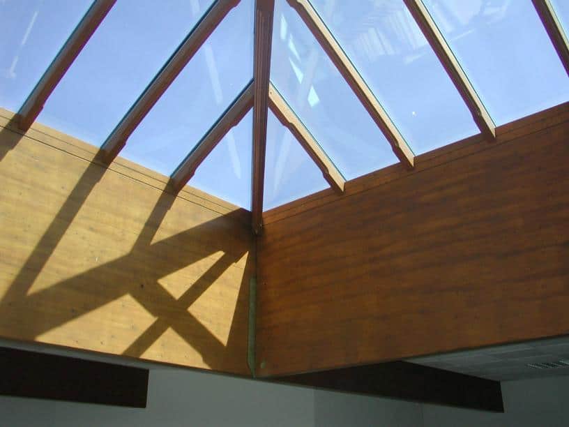 Holz-Aluminium Wintergarten als Sonderkonstruktion mit Sonnenschutzglas Dark Blue mit Dachkuppel komplett verglast.