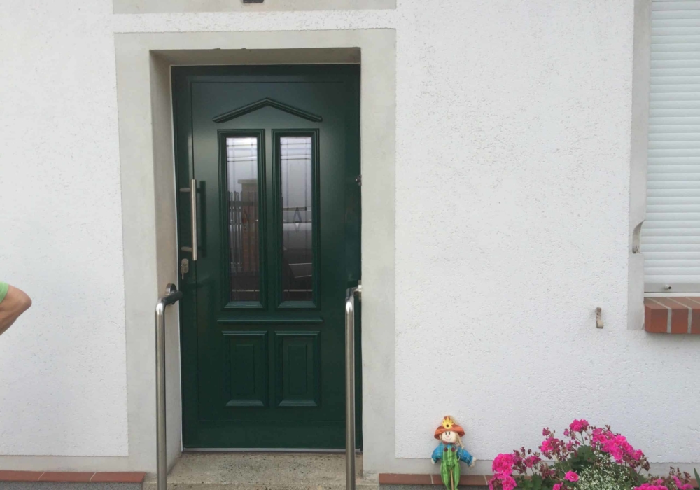 Aluminium Haustür Rodenberg Füllung 6460-10 Ral 6005 Moosgrün mit Rillenschliff