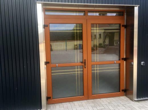 Kunststoff Haustür 2 Flügelig mit Oberlicht und Ornamentverglasung & Sprossen Farbe Streifen Douglasie