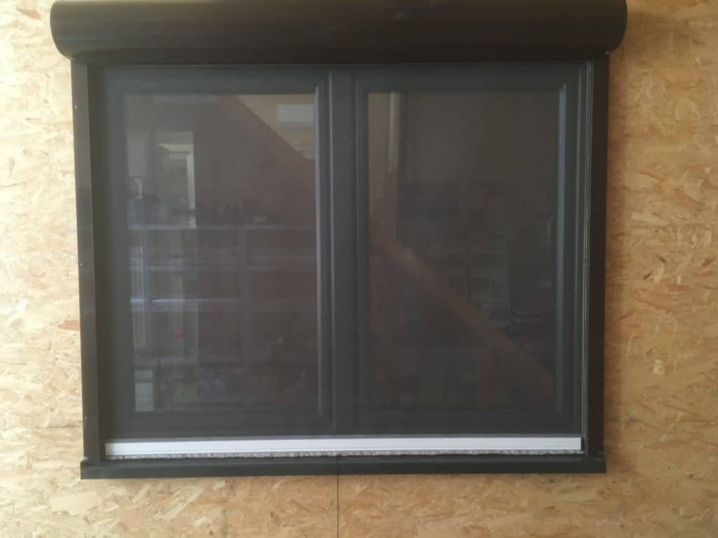 Insektenschutz im Vorbaurollladen für Fenster