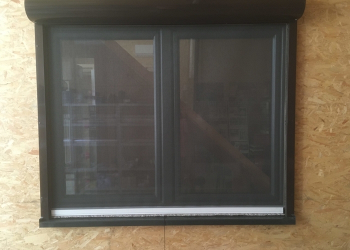 Insektenschutz im Vorbaurollladen für Fenster